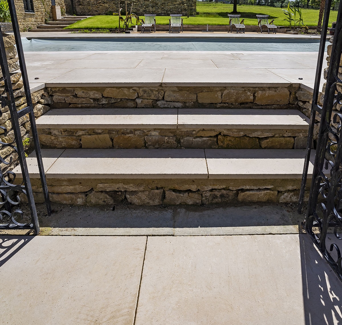 Moleanos pool copings and paving Stoneworld 24