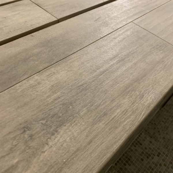 Half-Roll-bullnose-edge-on-Porcelain-Plank-Tile-Pool-Coping-Front-Edge