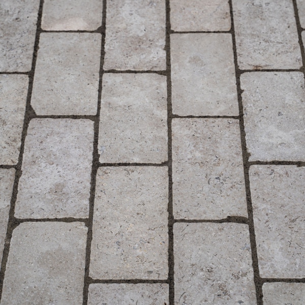 La Roche Acid-Etched Tumbled Setts