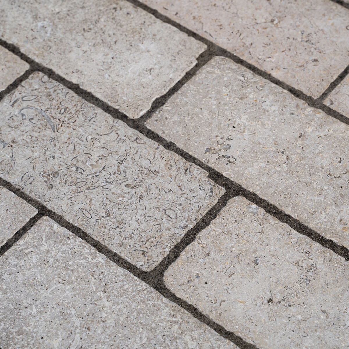 La Roche Acid-Etched Tumbled Setts