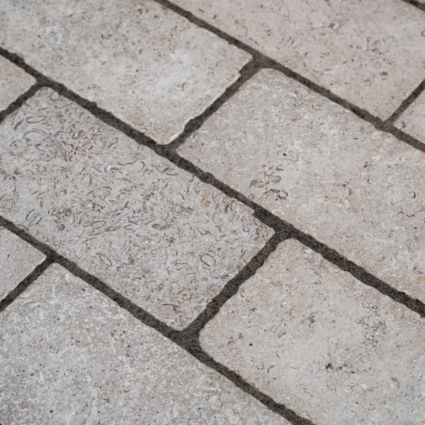 La Roche Acid-Etched Tumbled Setts