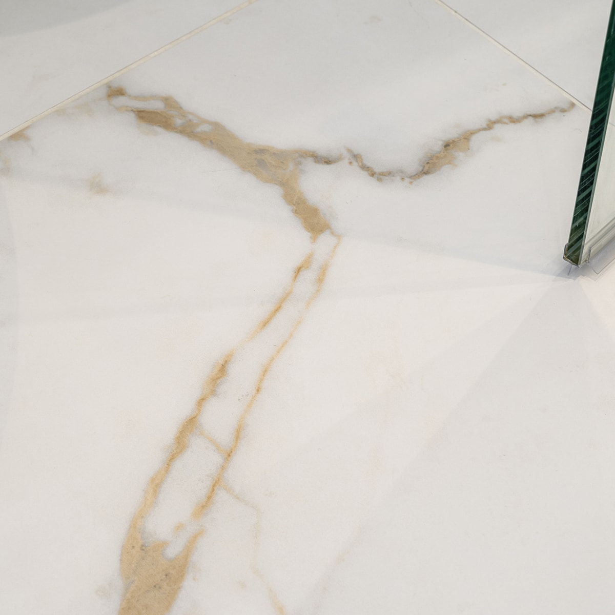 Porcelain gold tile pattern