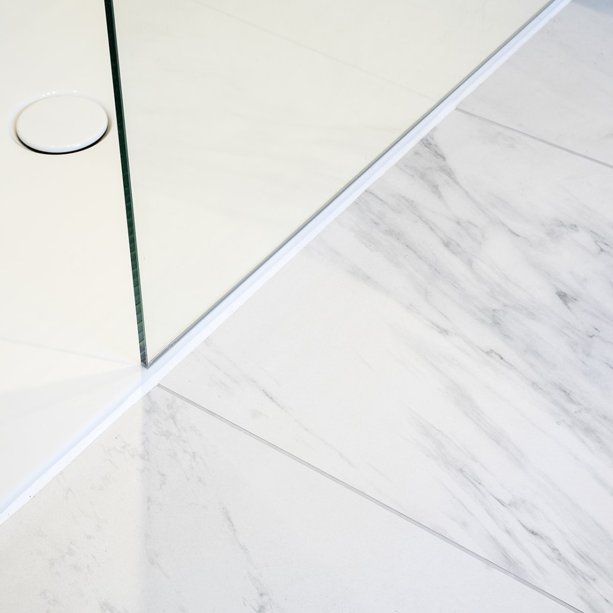 Porcelain tiles grey markings