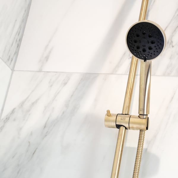 Porcelain tiles shower enclosure grey markings