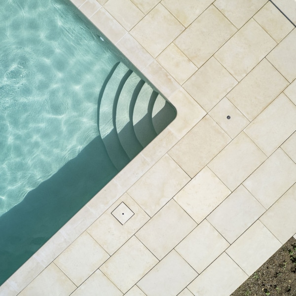 Moleanos pool copings and paving Stoneworld 4