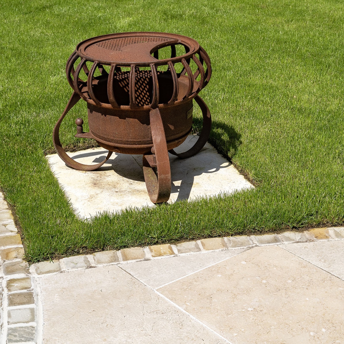Lavello Sawn Acid Etched Paving
